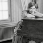 Olga Valmond am Flügel, Schwarzweissfoto – Cover der Hörprobe «O mio babbino caro» (Puccini)
