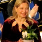 Olga Valmond mit einer Orchidee – Cover der Hörprobe «Only in Sleep» (Ešenvalds)